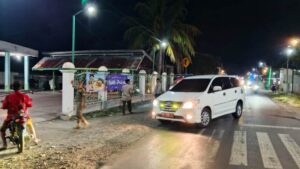 Pastikan Ibadah Khidmat, Personel Polsek Tojo Kawal Ketat Safari Ramadan Bupati dan Wabup Touna