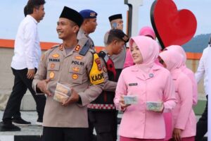 Aksi Sosial di Bulan Suci, Kapolres Touna Pimpin Langsung Pembagian Takjil di Ampana