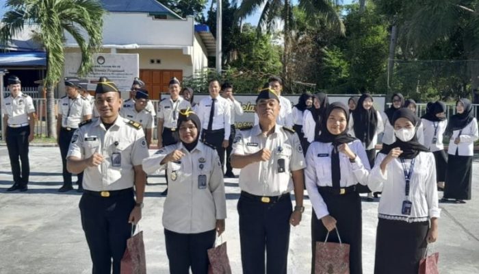 Wujud Apresiasi Kinerja dan Penguatan Integritas, Plt. Kalapas Ampana Berikan Penghargaan Kepada Pegawai Teladan