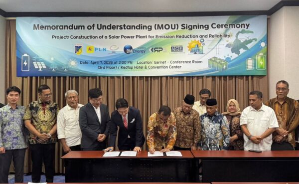 Wabup Touna, Surya Lapasiri Saat Menghadiri Penandatanganan MoU Proyek Pembangunan Pembangkit Listrik Tenaga Surya di Jakarta. Foto; Prokopim