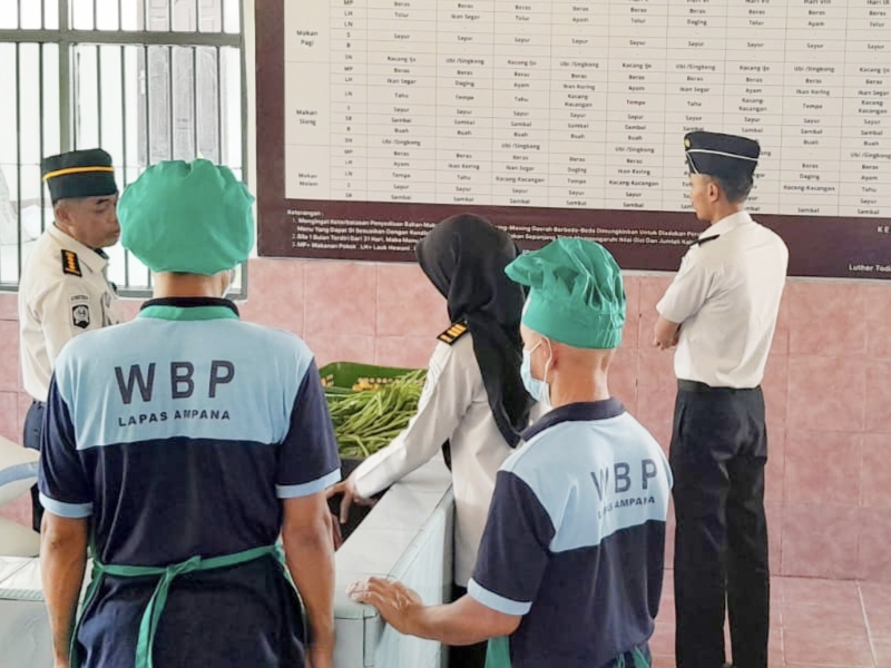 Plt. Kalapas Ampana saat meninjau langsung Dapur Sivia Patuju Lapas Ampana. Foto: Istimewa